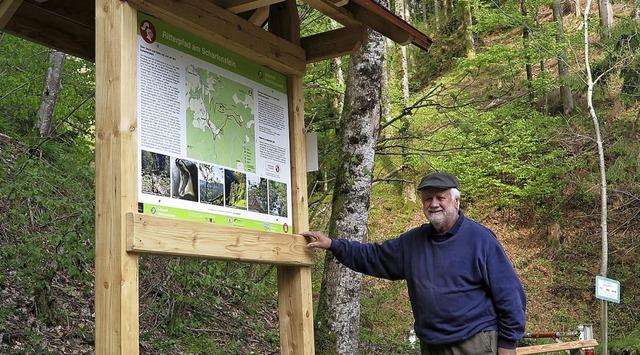 Bernd Steffe hat die Eingangstafel zum Ritterpfad erneuert.   | Foto: Claas Voigt