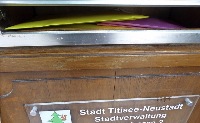 Der Rathaus-Briefkasten  in Neustadt quillt fast ber vor Briefwahl-Umschlgen.  | Foto: Peter Stellmach