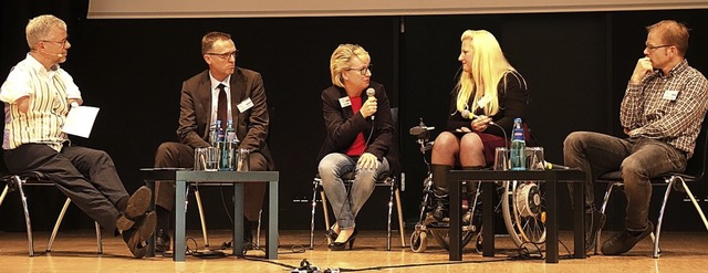Rainer Schmidt moderierte die Diskussi...ffner und Philipp Riedel (von links).   | Foto: Lena Roser