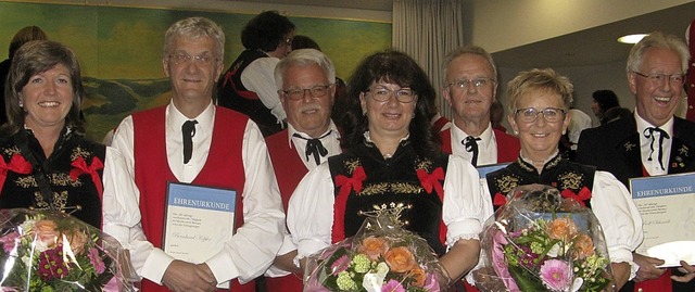 Die Geehrten des Musikvereins Bernau (...midt, Angelika Maier und Rolf Schmidt.  | Foto: Ulrike Spiegelhalter