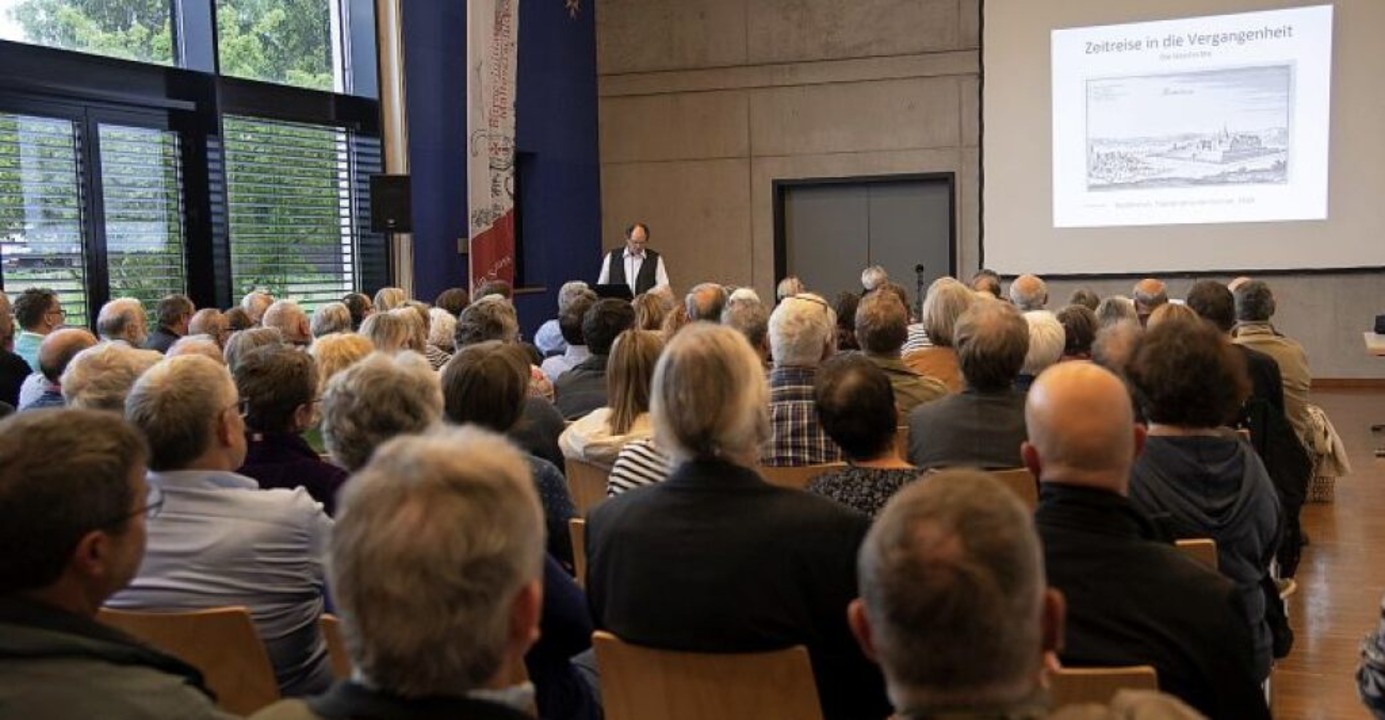 Rund 150 Bürger kamen zur ersten Versa...hichte des Heitersheimer Wahrzeichens.  | Foto: Volker Münch