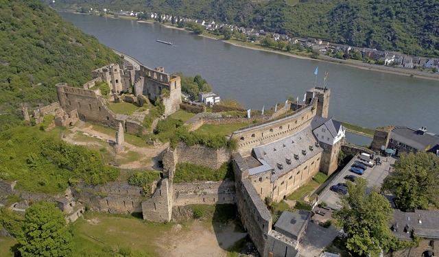 Die Burg Rheinfels mit dem angrenzenden Hotel thront hoch ber dem Rhein.   | Foto: Thomas Frey (dpa)