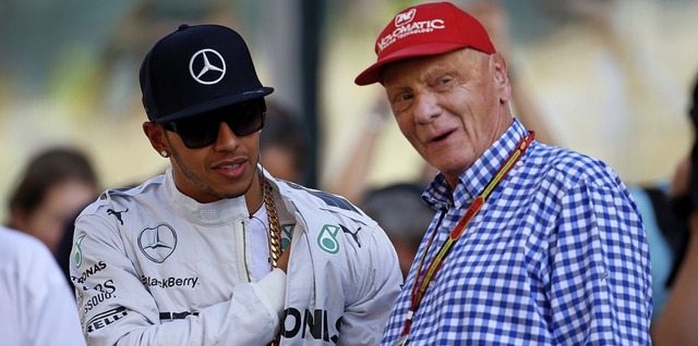 Lewis Hamilton (l.) im Jahr 2014 in Ab...em am Montag verstorbenen Niki Lauda.   | Foto: David Davies (dpa)