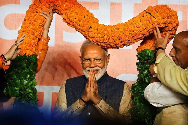 Narendra Modi, Premierminister von Ind... (BJP) eine Blumengirlande berreicht.  | Foto: Manish Swarup (dpa)