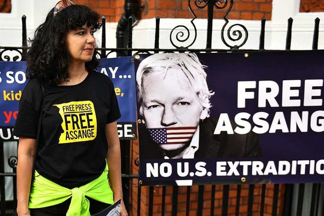 Eine Untersttzerin des Wikileaks-Grn...rt vor der ecuadorianischen Botschaft.  | Foto: Dominic Lipinski (dpa)
