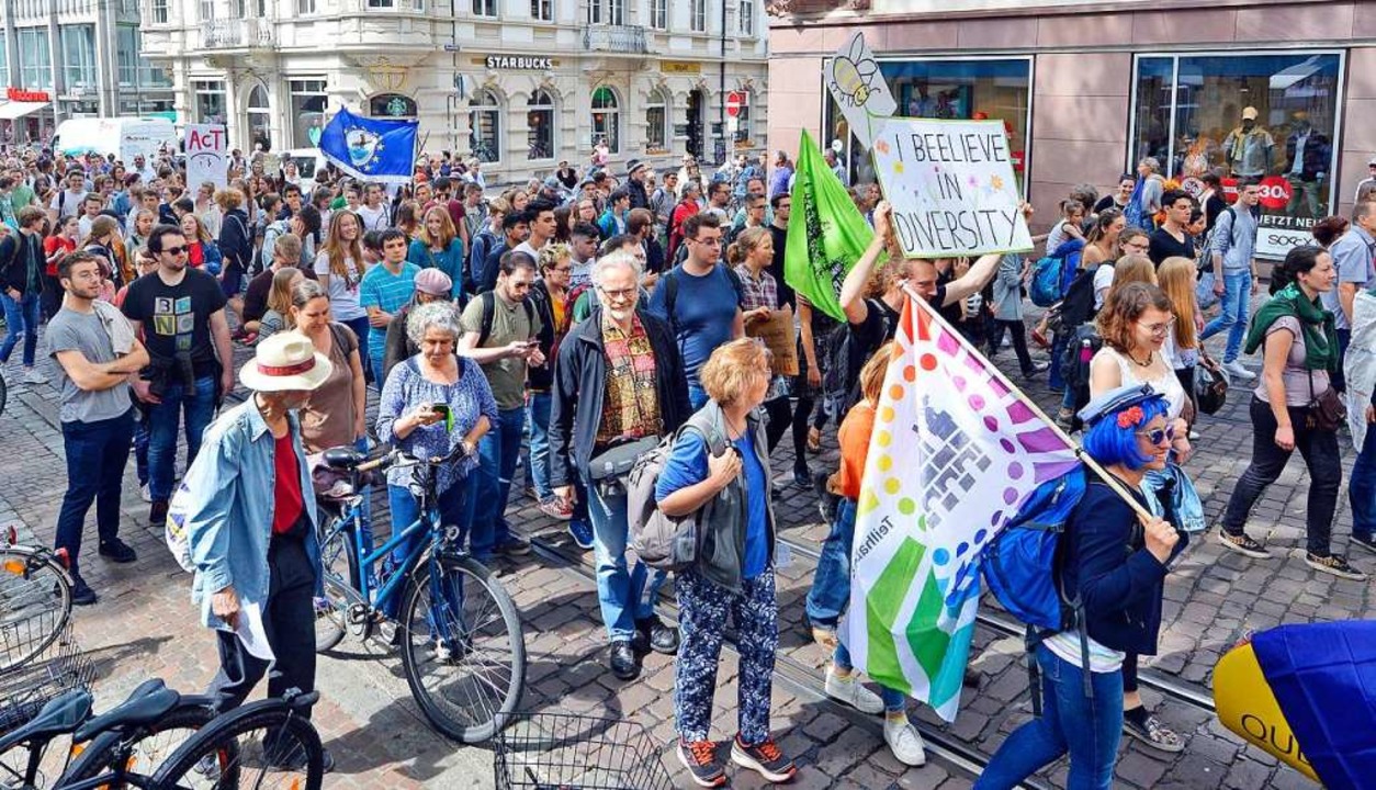 Die Demonstranten ziehen durch die Kaiser-Joseph-Strae.  | Foto: Michael Bamberger