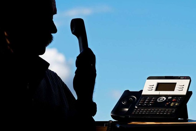 Die Polizei warnt vor falschen Polizisten am Telefon (Symbolbild).  | Foto: Julian Stratenschulte