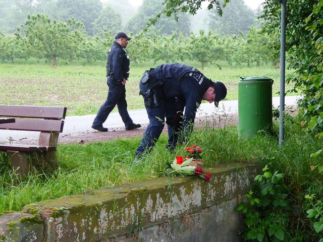 Polizeibeamte bei der Spurensuche am T...rgebnis belastet den Hauptangeklagten.  | Foto: Helmut Seller