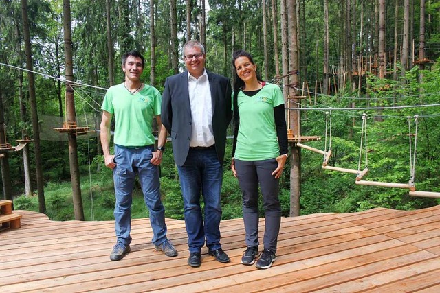 Feierliche Erffnung des Kletterwaldes... Brgermeister Alexander Guhl (Mitte).  | Foto: Nina Witwicki