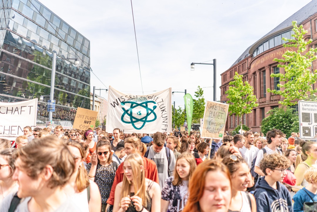 Rund 10.000 Menschen zogen nach berei...steam durch die Freiburger Innenstadt.  | Foto: Fabio Smitka
