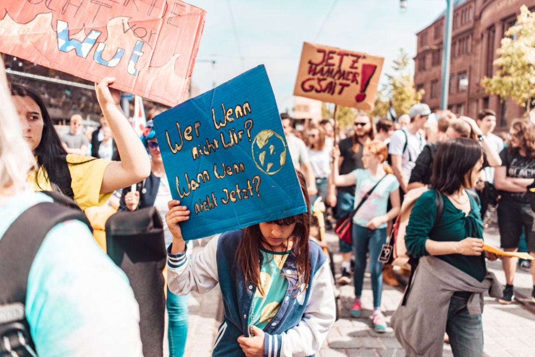 Rund 10.000 Menschen zogen nach berei...steam durch die Freiburger Innenstadt.  | Foto: Fabio Smitka