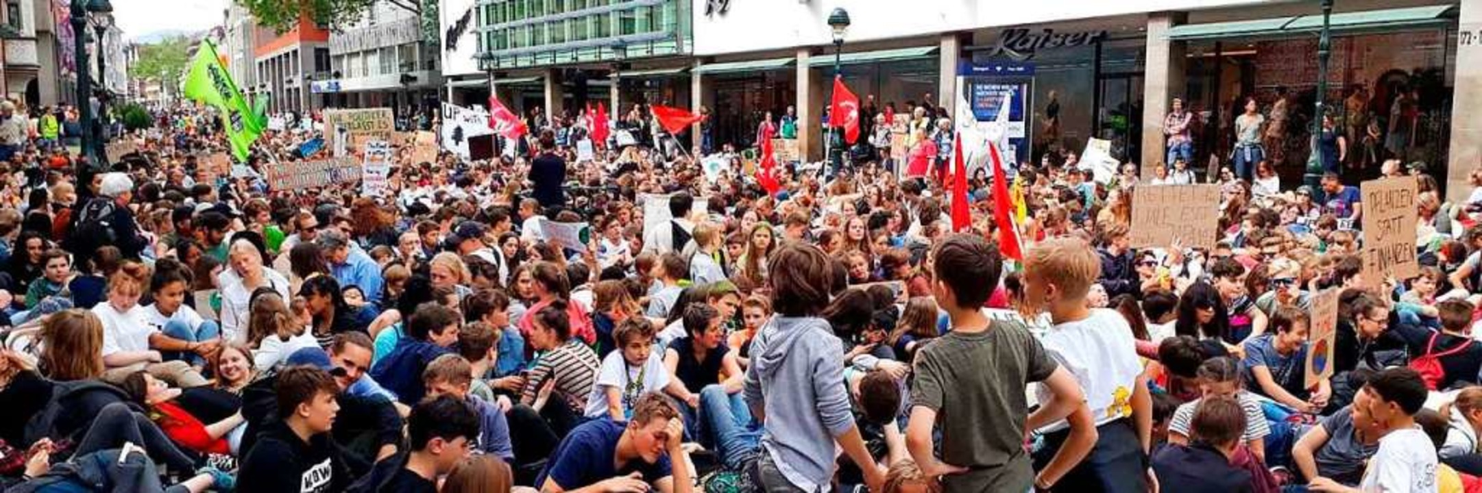 Auf der KaJo machten die Demonstranten einen Sitzstreik.  | Foto: Hannes Selz