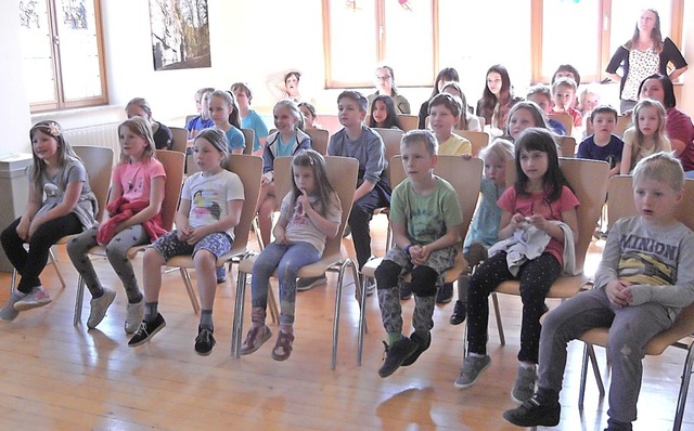 Die Kinder und Jugendlichen in Wutach ...mer in der Grundschule neu streichen.   | Foto: Gertrud Rittner