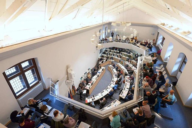 Im Ratssaal sitzen 48 Stadtrtinnen un...ontrollieren. Publikum ist willkommen.  | Foto: Ingo Schneider