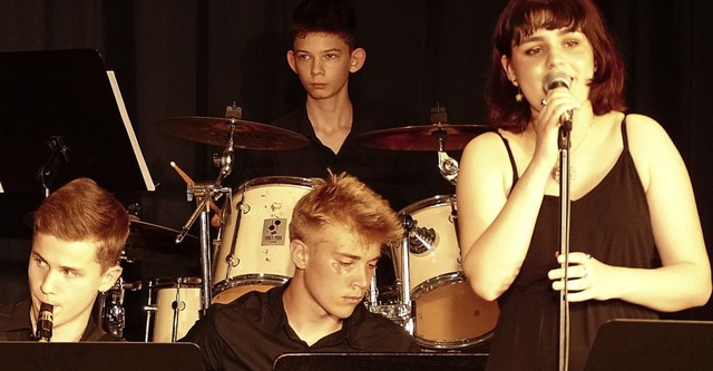 Grta Szentes  als Gesangssolistin und Mitglieder der Band   | Foto: Annette Preu