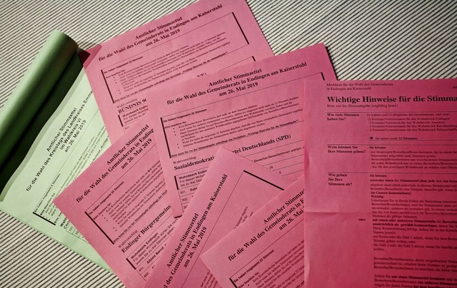 Viel Papier: Damit man bei der Stimmab...er Unterlagen in aller Ruhe zu Hause.   | Foto: Martin Wendel