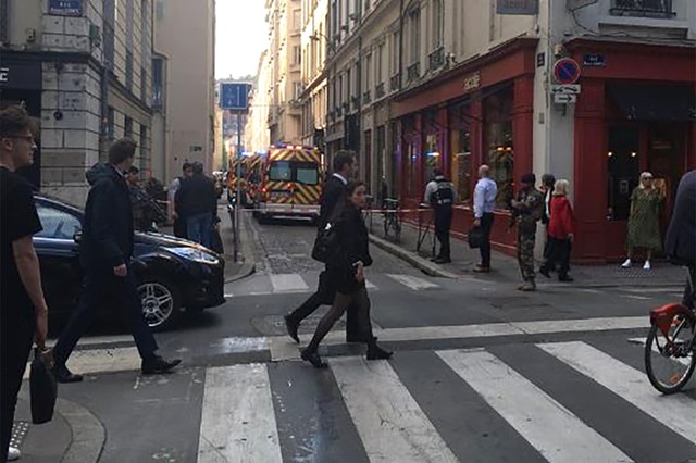 Einsatzfahrzeuge in der Rue Sala in Lyon   | Foto: SAMIEN DALAUD (AFP)