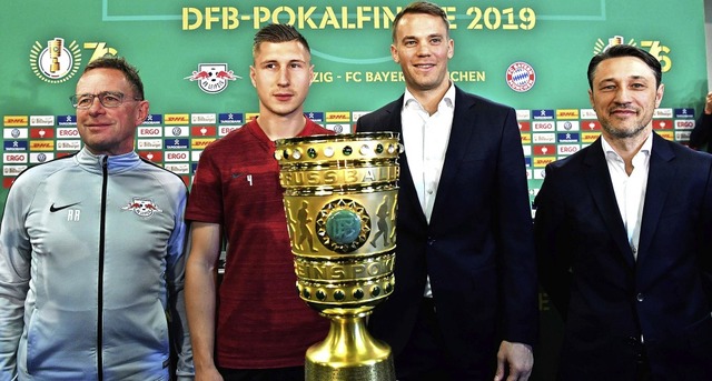 Diesen Pokal wollen alle heute Abend i...ovac von Bayern Mnchen (von links).    | Foto: JOHN MACDOUGALL (AFP)