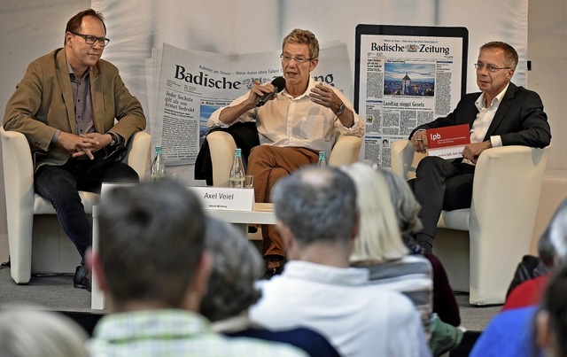 Thomas Fricker, Axel Veiel und Michael...n links) diskutieren ber Frankreich.   | Foto: Michael Bamberger