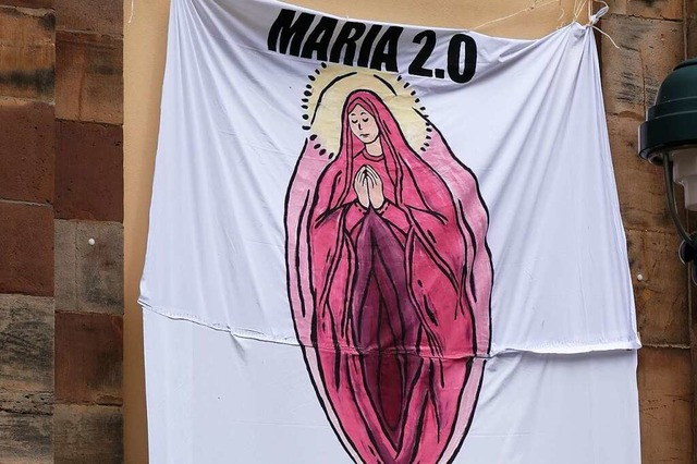 Hngt an der Universittskirche in Freiburg: Maria 2.0.  | Foto: Fachschaft Theologie