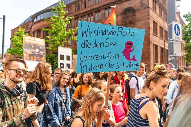 10000 Menschen waren am Freitag allein...ture-Demonstration in Freiburg dabei.   | Foto: Fabio Smitka