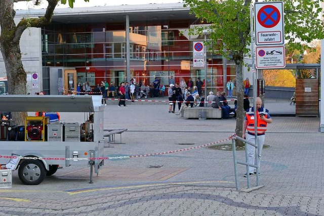 Viele Menschen, die von der Evakuierun...h vor den Schulgebuden im Freien auf.  | Foto: Martin Wunderle