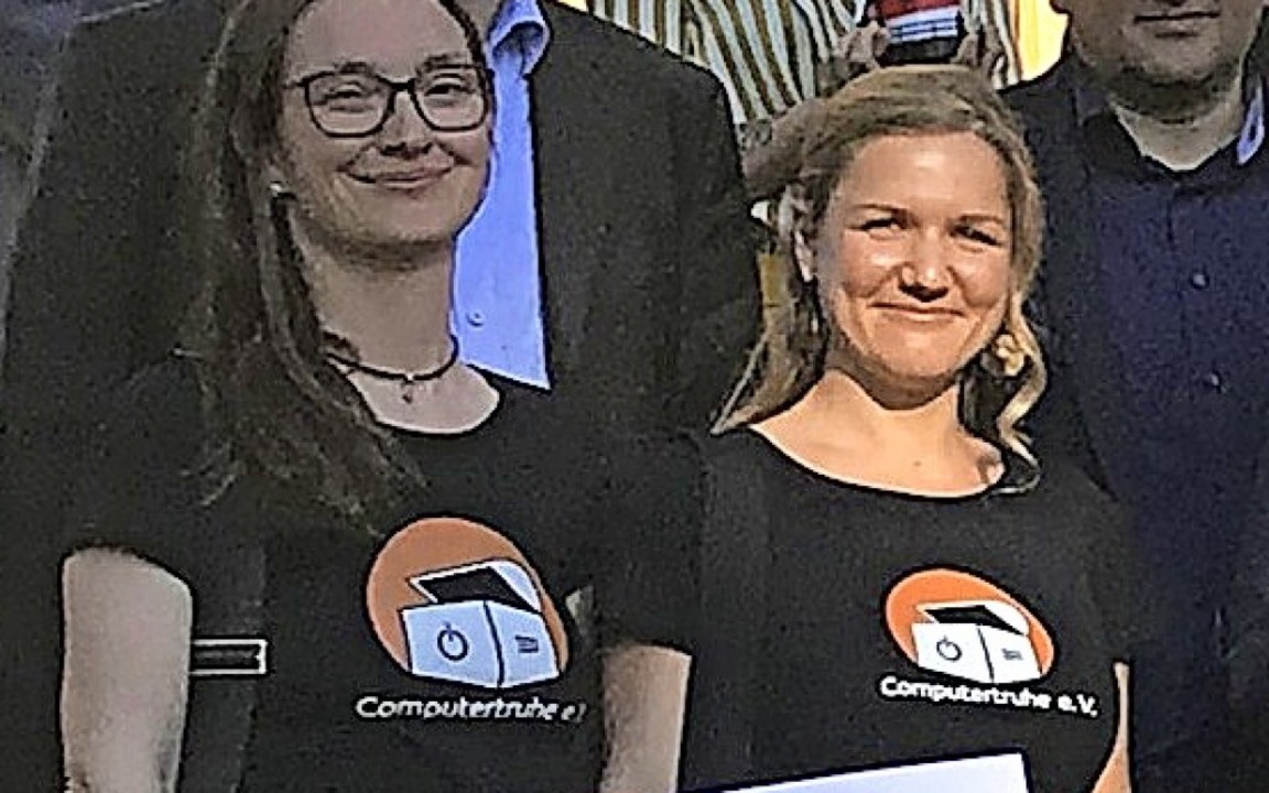 Strahlende Siegerinnen: Die Waldkirche...echts) und Julia Fiedler vom Vorstand.  | Foto: Staatsanzeiger
