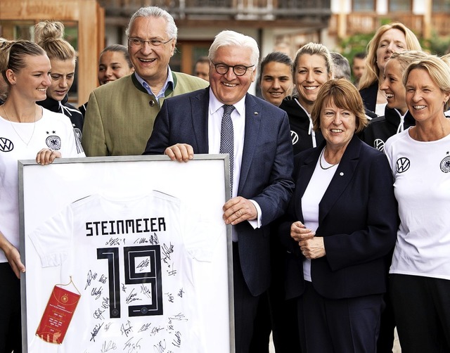 Ein Geschenk mit Symbolwert fr Frank-...chaft der Frauen 2019 in Frankreich.    | Foto: Sven Hoppe (dpa)