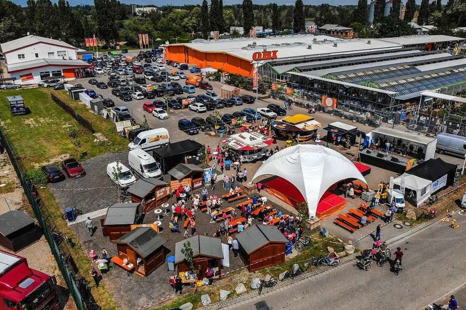 Auf dem Obi-Parkplatz ist das Zentrum der Leistungsschau. (Foto: Patrick Kerber) Auf dem Obi-Parkplatz ist das Zentrum der Leistungsschau. (Foto: Patrick Kerber)