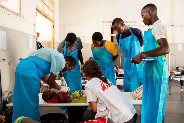 Mitglieder des Vereins rzte ohne Gren... sich in Mosambik um ein krankes Kind.  | Foto: Pablo Garrigos