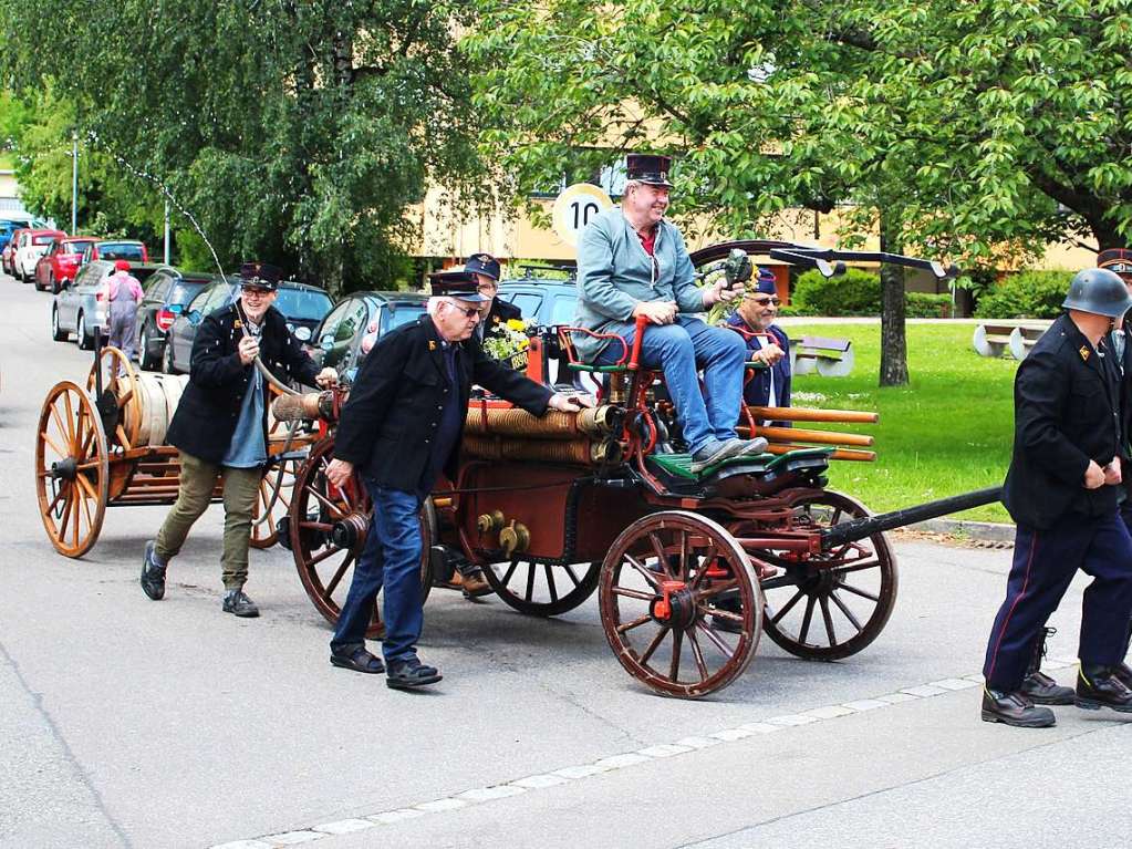 Auch die Hertener Feuerwehr zog mit einem historischen Gefhrt mit.