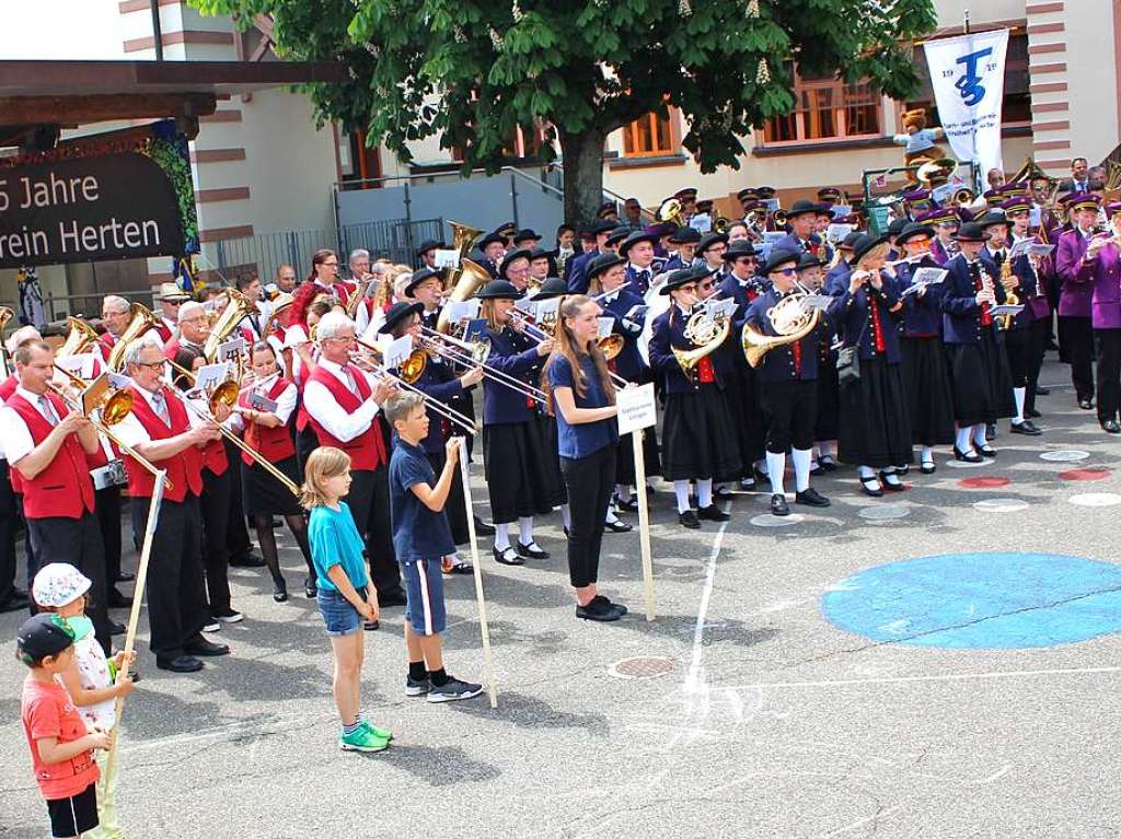 Groer gemeinsamer Abschluss aller Musikvereine nach dem Festumzug am Sonntag in Herten