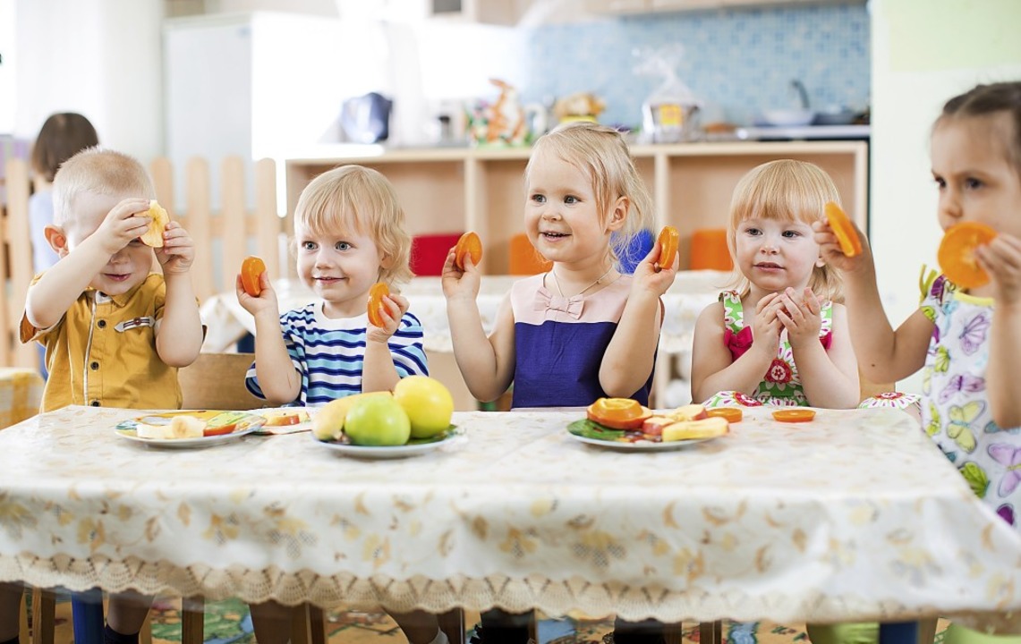 Ein gesundes Bewusstsein fr Ernhrung wollen viele Kitas den Kindern mitgeben.  | Foto: Andrey Kuzmin (adobe.com)