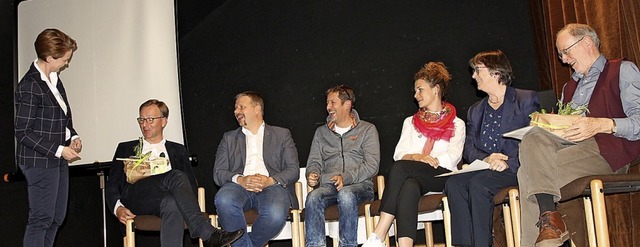 Auf dem Podium im Tiengener Schlosskel..., Susanne Remington und Bernd Friebe.   | Foto: Manfred Dinort