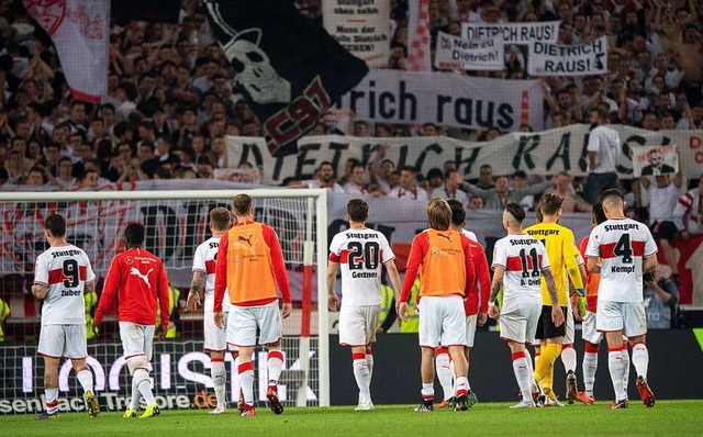 Die VfB-Profis stellen sich nach dem d...n gegen Union Berlin den eigenen Fans.  | Foto: Sebastian Gollnow (dpa)