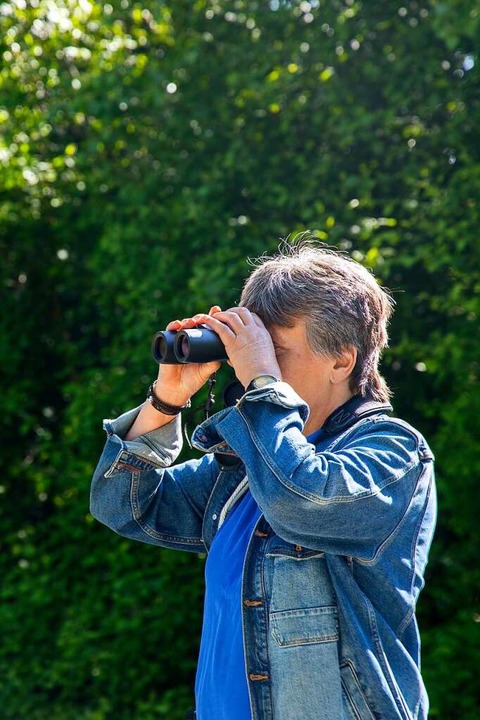 Beim Beobachten im Naturschutzgebiet: Gabriele Weber-Jenisch vom Nabu.   | Foto: Joss Andres
