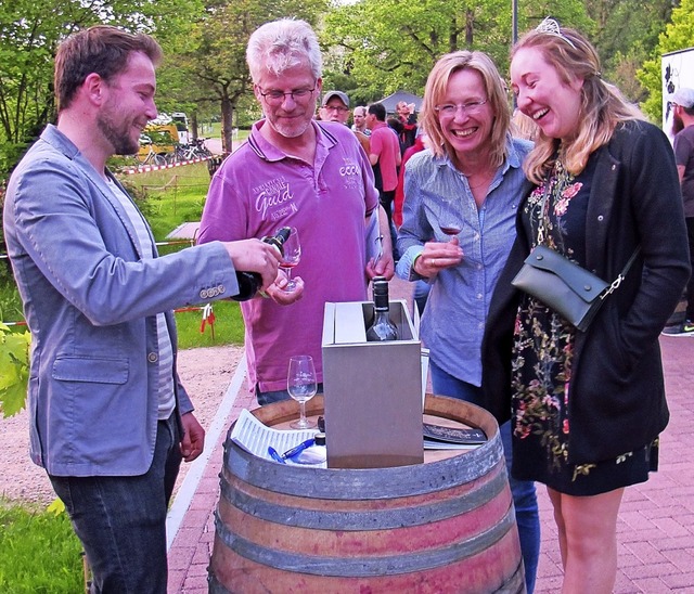 Gut gelaunte Weinprobe im Bad Bellinge... gewesen, urteilten  die Weinfreunde.   | Foto: Jutta Schtz