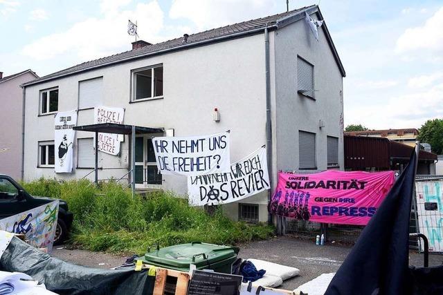 Aktivisten besetzen nach Demie die ehemalige Polizeiwache im Stühlinger
