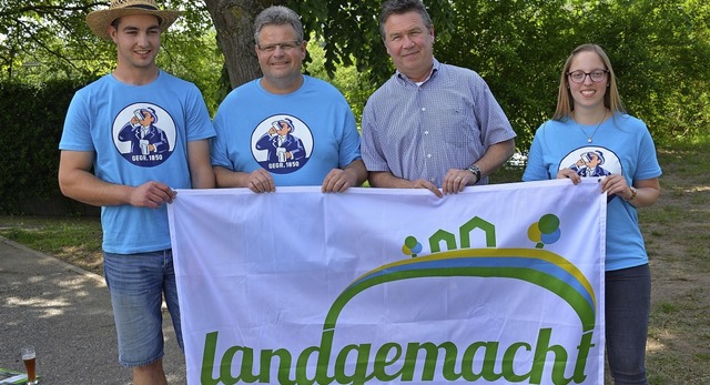 Glcklich und stolz: Jrgen Herr, Orts...Schmid und Carmen Kaufmann (von links)  | Foto: Hannes Lauber