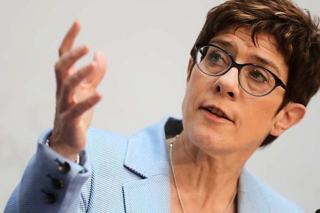 Annegret Kramp-Karrenbauer ist nach ih...abend als CDU-Chefin in Erklrungsnot.  | Foto: Michael Kappeler (dpa)