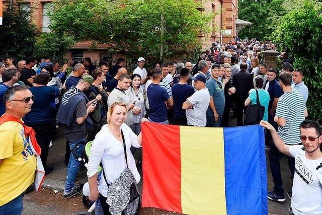 Hunderte Rumänen warten in der Freiburger Wiehre darauf, wählen zu können