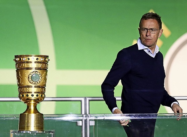 Ralf Rangnick darf den Pokal in Berlin nur anschauen.    | Foto: Christian Charisius (dpa)