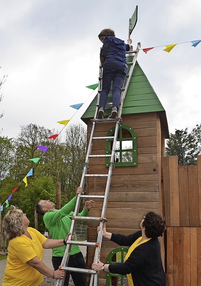 Die Fahne wird auf der Spielburg &#822...nkinder die Gste der Erffnungsfeier.  | Foto: Christiane Sahli