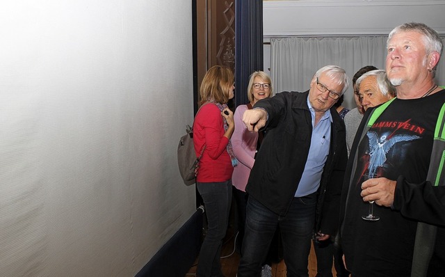 Hermann-Josef Popiolek zeigte den Besu..., jetzt wellige Leinwand des Vereins.   | Foto: Cornelia Liebwein