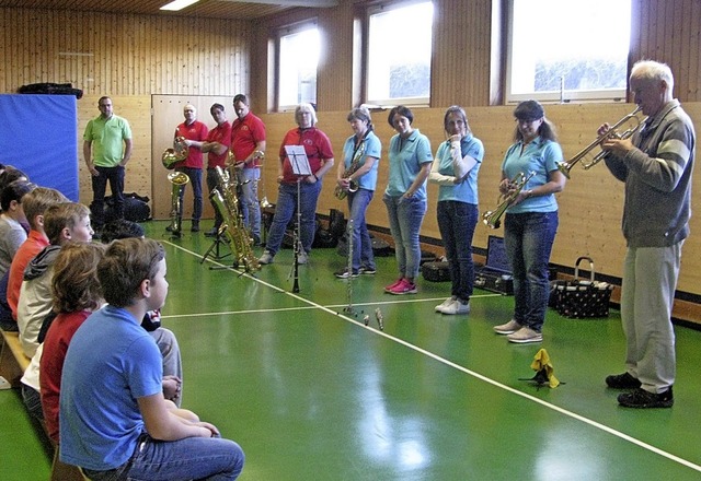 Musiker der beiden Bernauer Musikverei...ma-Schule selbst ausprobieren durften.  | Foto: Ulrike Spiegelhalter