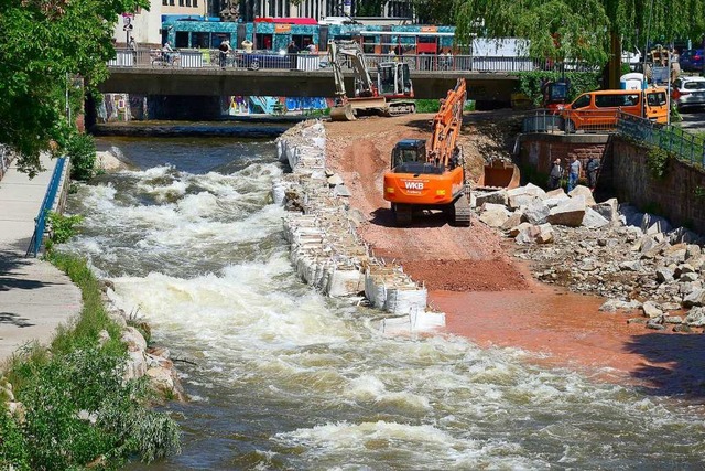 Die Bauarbeiten laufen trotz Hochwassers.  | Foto: Ingo Schneider