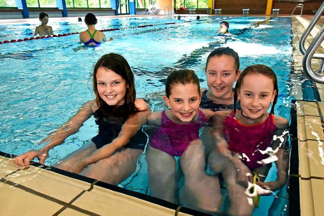 Fhlen sich im Wasser und auch speziel...annah (10), Chiara (13) und Leni (10).  | Foto: Michael Bamberger