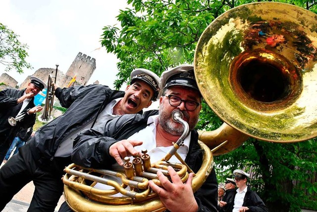 Launiger Auftritt von Hugo Kuijpers un...ardynaals von der Hurricane Brass Band  | Foto: Barbara Ruda