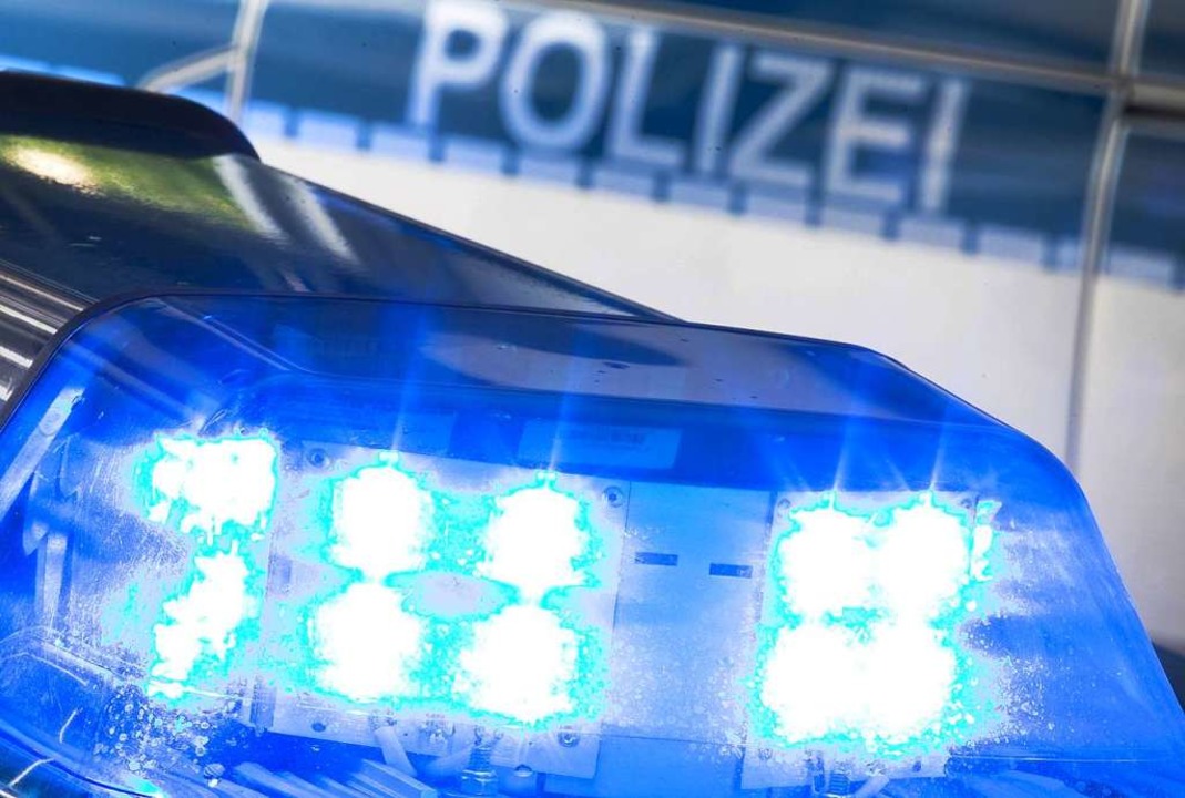 Die Polizei ist vor Ort.  | Foto: Friso Gentsch (dpa)