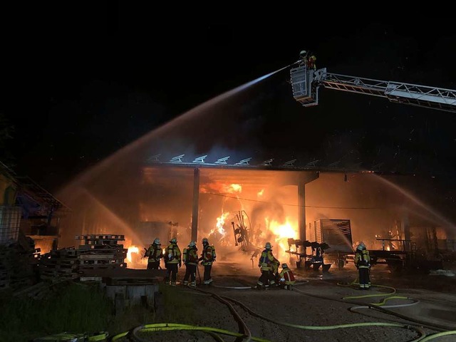 Die Feuerwehr konnte die Halle nicht mehr retten.  | Foto: Feuerwehr Herbolzheim